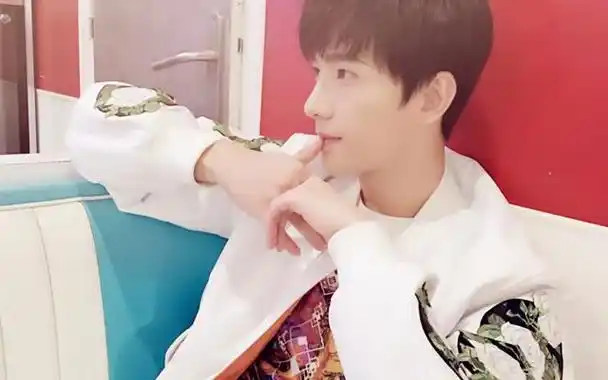 杨洋,1991年9月9日出生于上海,籍贯安徽合肥,毕业于中国人民解放军