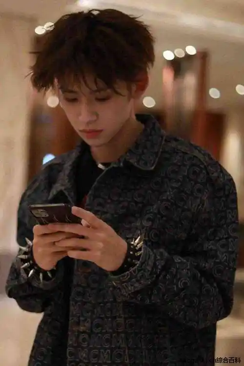 小鬼在2017年参加了《中国有嘻哈》并崭露头角,而后一年参加了《偶像