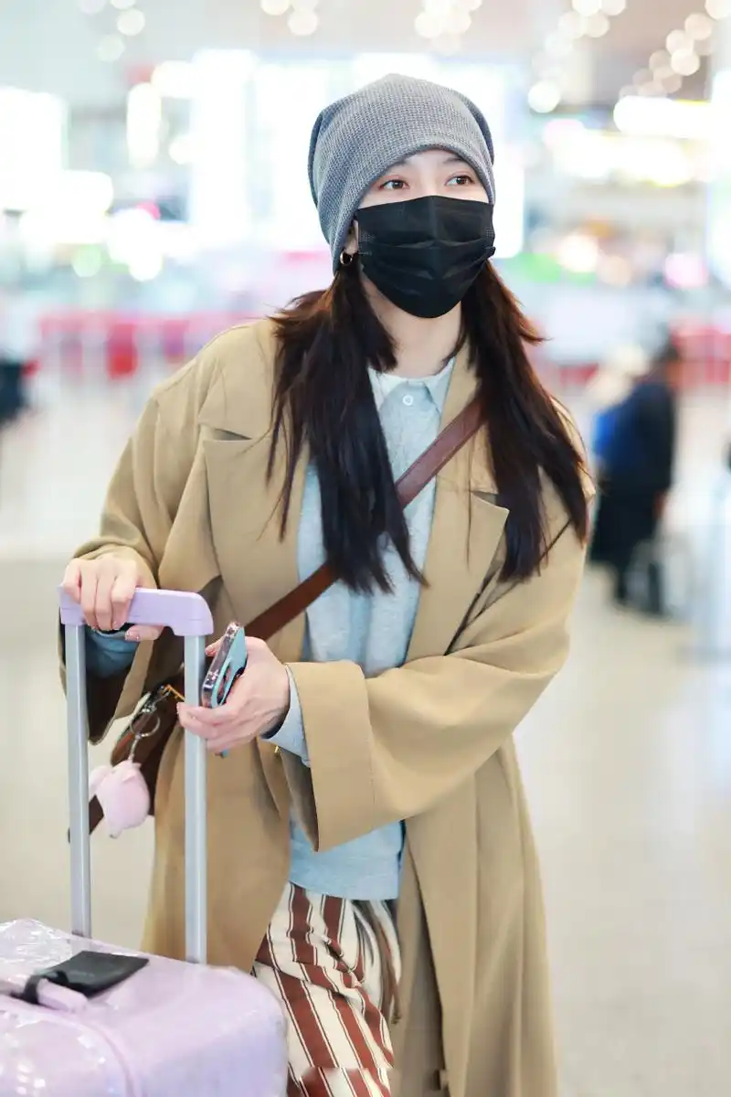 宋妍霏机场街拍,真是行走的衣服架子,整体造型既简洁又充满活力.