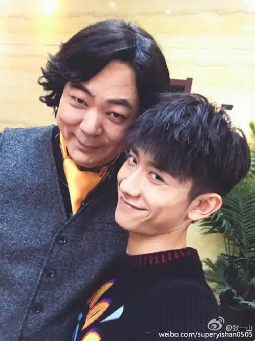 张一山微博上晒出搞怪九连拍 合影高亚麟逗趣满满