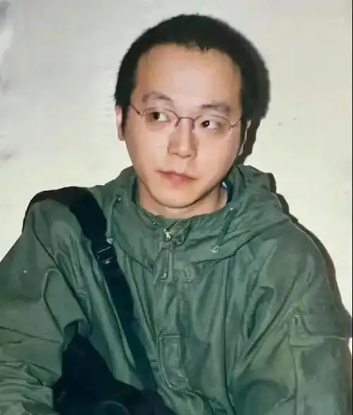 窦唯现身灵隐寺,身材发福,衣着随便,与前妻王菲相差太远了_腾讯新闻