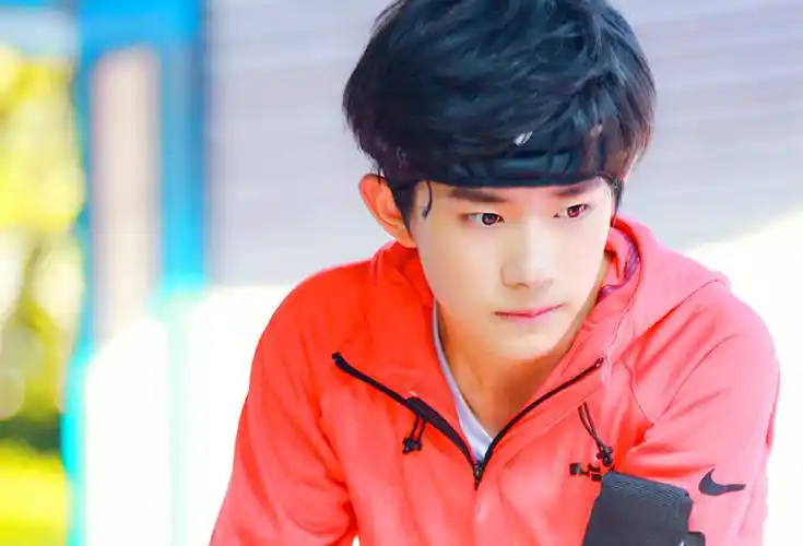 帅气清新易烊千玺壁纸_越发帅气的千玺