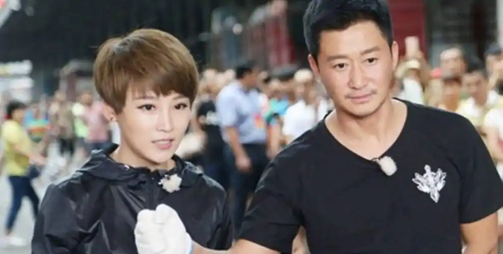 原创"硬汉"吴京:跟岳父称兄道弟,瘸腿追谢楠,做饭讨老婆欢心