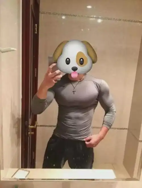 大胸肌肉男在超市故意抖胸挑衅美女伤害性不大但侮辱性极强