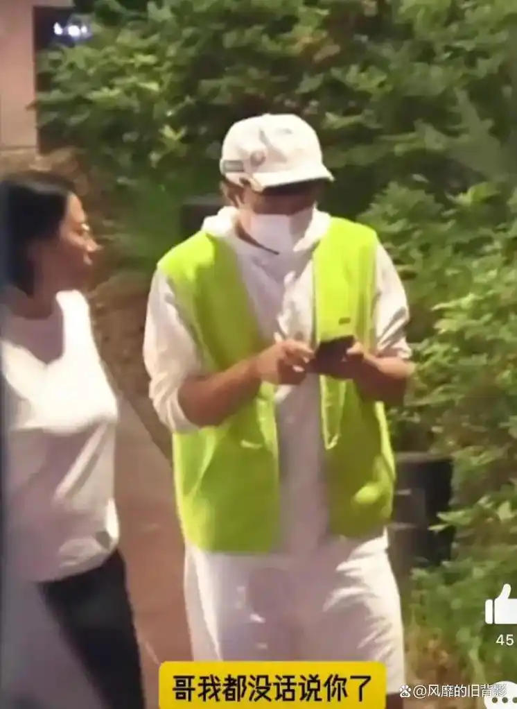 邓超深夜聚餐,戴口罩帽子想低调,但亮黄色马甲让人一眼看到