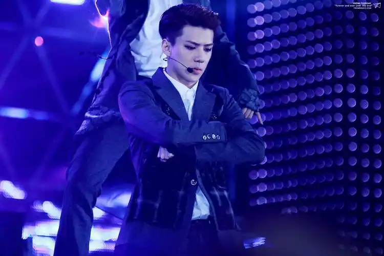 吴世勋街头男战士舞台,吴世勋街头照片