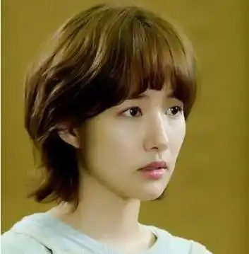 特别是要选择一些能修饰额头的一些发型,因为额头高,所以说要用大量的