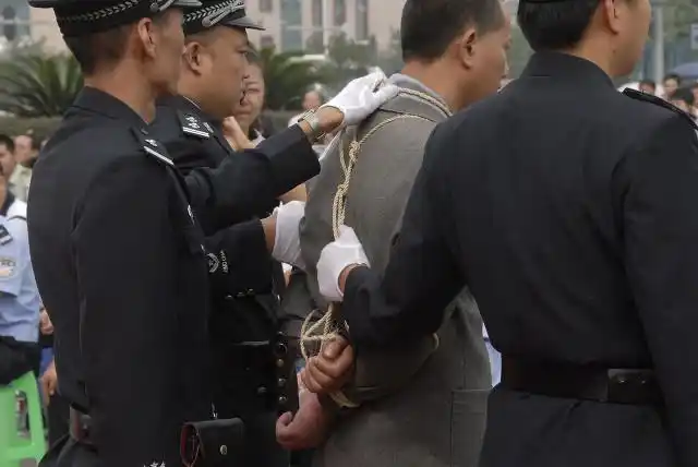 死刑犯在执行枪毙后,手脚的捆绳会给解开吗?