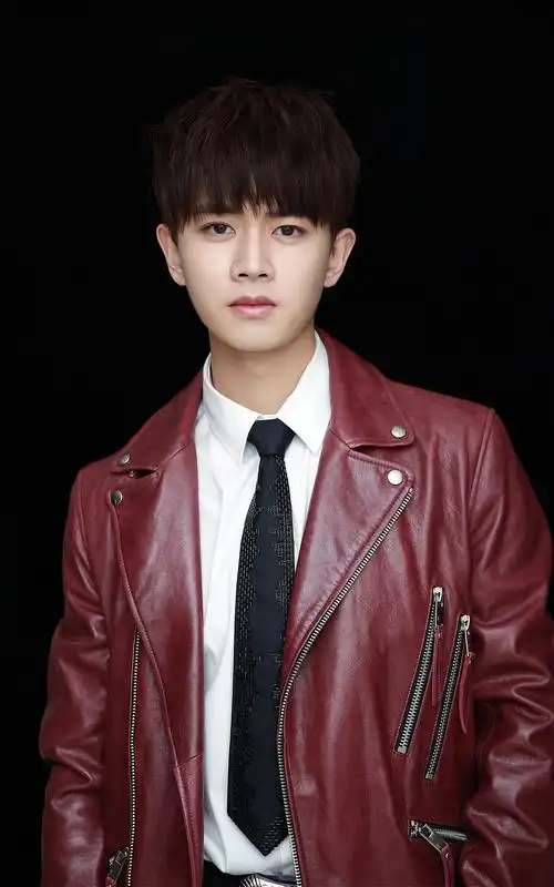 p>任嘉伦,1989年4月11日出生于山东省青岛市,中国内地男演员,歌手.