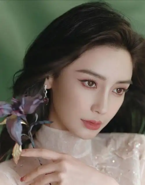 杨颖生日引热议圈内好友送祝福成难题杨幂是否会首当其冲