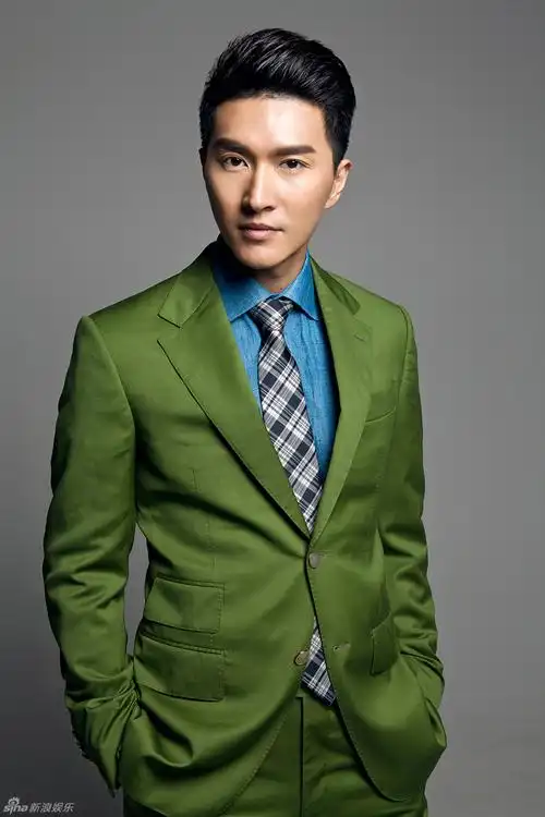组图:陆昱霖绿色西服写真秀绅士格调 5 / 5