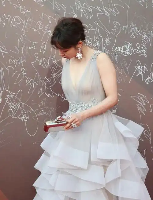 女星白百何一身薄纱出席活动让人望眼欲穿