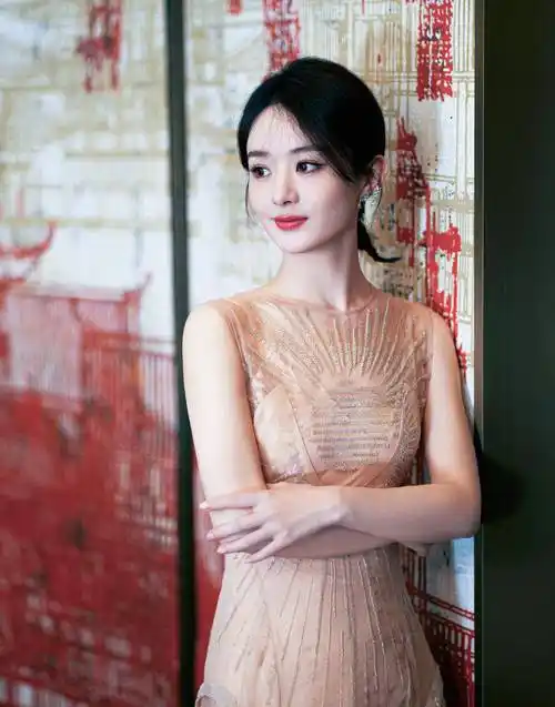 赵丽颖人鱼公主造型写真,身穿湖蓝色亮片长裙,波浪飘逸优雅_时尚