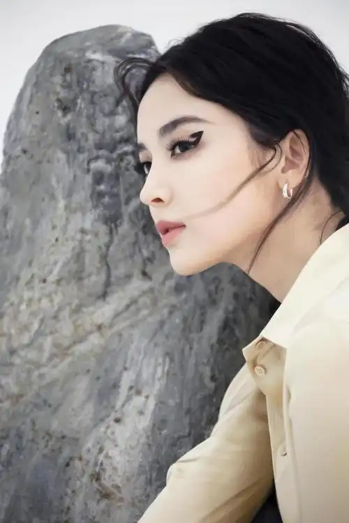 娜扎画猫眼妆电力十足 挥舞羽毛魅惑撩人