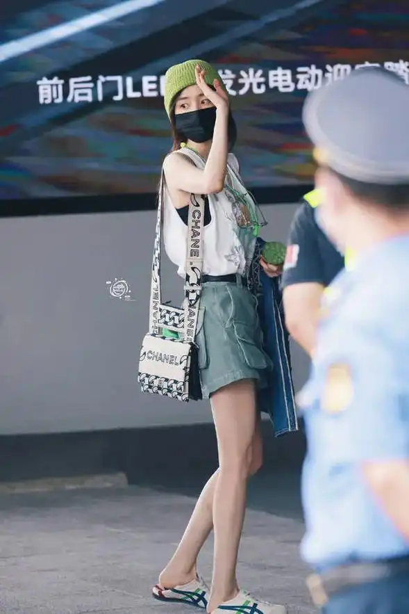 杨幂戴牛油果绿帽走机场 手拿莲蓬穿短裤秀 - 抖音