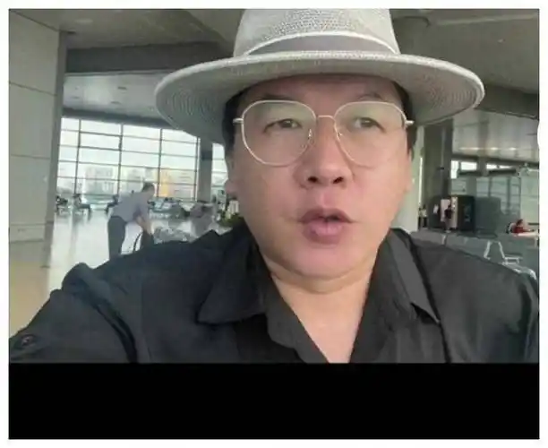 虹桥机场主持人杨吕落泪,悼念90多岁爷爷,即将返乡奔丧.