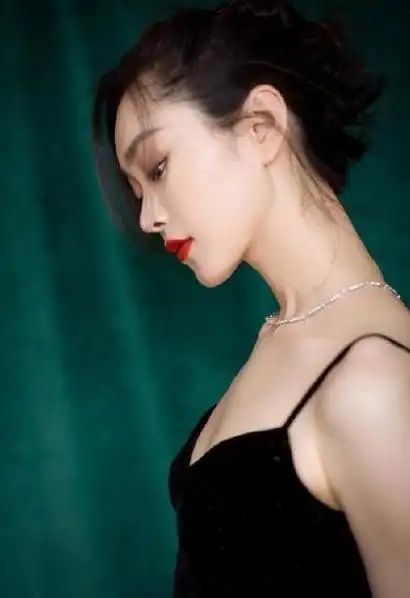 美到不敢直视!33岁宋轶,雪肤玉貌曼妙身材性感撩人!