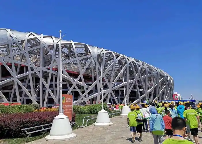 听说,鸟巢是个大鸟窝,这么一看确实挺像的.