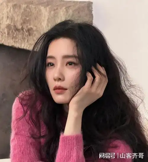 卷发蓬松的刘诗诗, 温柔一笑瞬间治愈所有疲惫!