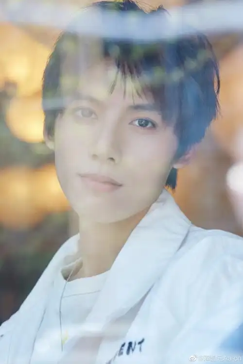 介绍一下今天新认识的帅哥邓超元