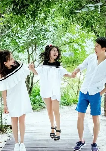 李昕融一家齐聚开门大吉唱响你笑起来真好看