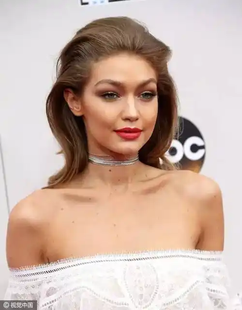 可是gigi在ama颁奖典礼上的造型又告诉我,梳大背头的女孩子,可以在