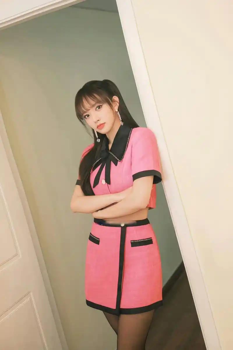 程潇难得一见的黑丝,只能说太哇塞了 粉色短裙搭配黑丝,又纯又欲,谁看