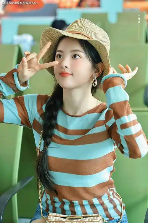 杨超越带火了一种新穿搭叫"短裙 y2k蝴蝶结丝袜",长腿不输女团