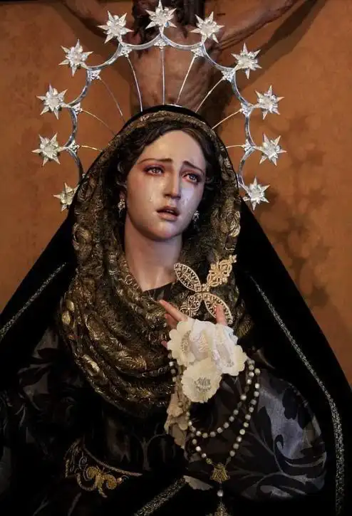 玻璃泪珠圣母像浓墨重彩华丽悲伤超模史丹灵动仙女颜