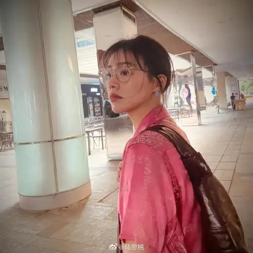 马思纯晒健身照美艳动人素颜出镜颜值会巅峰重返18岁