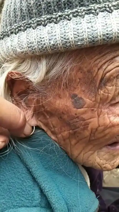 凡是长寿的老人多数大耳朵,常年戴着金银耳环!