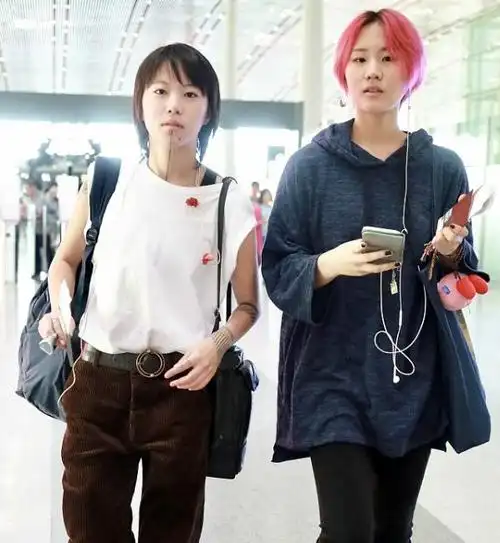 窦唯二女儿窦佳嫄罕曝近照,与同父异母姐妹窦靖童神相似