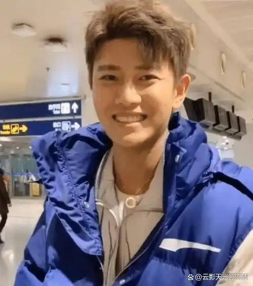 任嘉伦现身机场被喊国超,谁听到了他的7字回复,粉丝们炸锅了