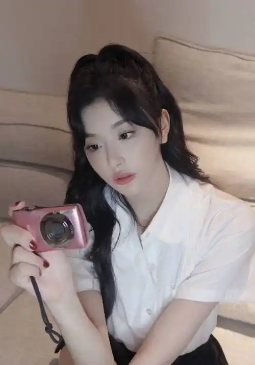 孔雪儿穿衬衫短裙气质清纯披肩微卷发灵动又可爱