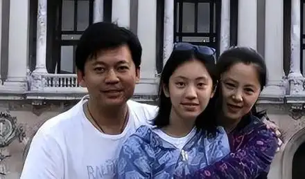 隐藏31年原来她就是戏骨何政军妻子难怪当年拒绝巩俐表白