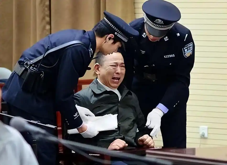 2015年四川刘汉被判死刑,押到火葬场抬进执行车,离开时神情恍惚
