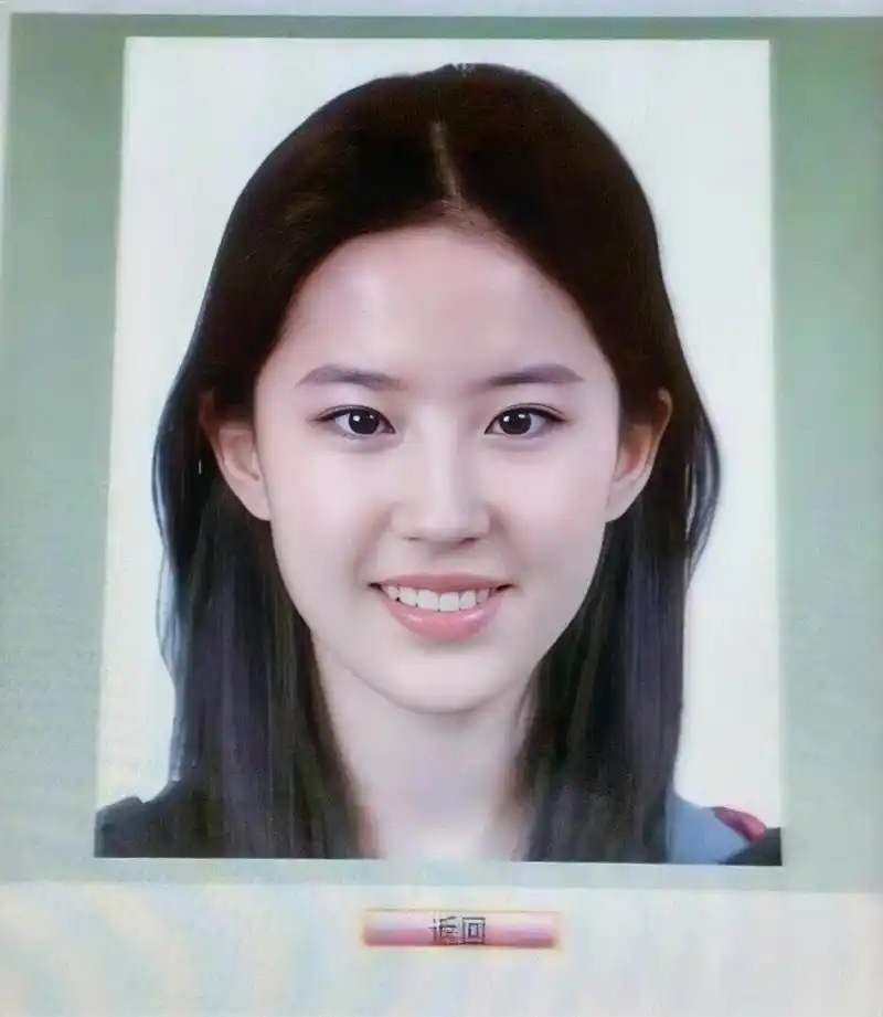 刘亦菲的证件照,谁懂这张照片的杀伤力,刘亦菲底子真的太好了,素颜