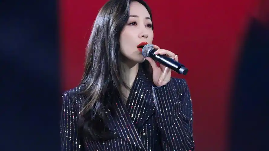 韩雪演唱《处处吻》风情万种,一双大长腿引人注目,不输原唱