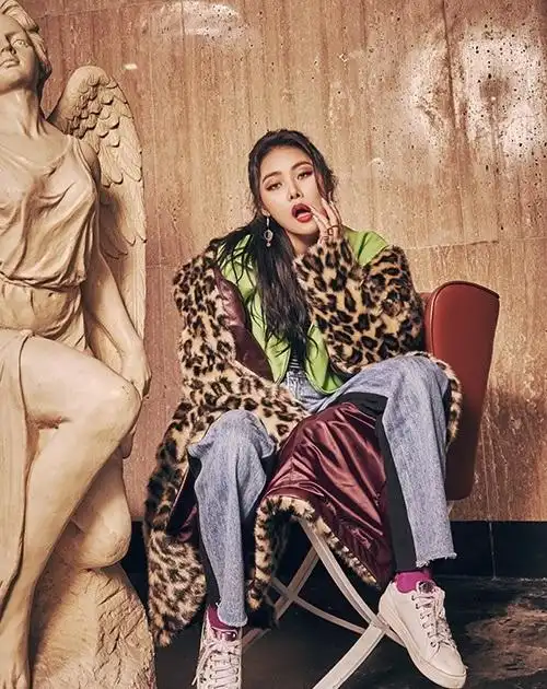 近日,韩国歌手cheetah拍摄了一组时尚写真,展现了她特有的强大气场和