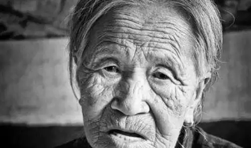 她13岁被拐走做慰安妇, 晚年拿出此物控诉日本, 网友回复民族英雄