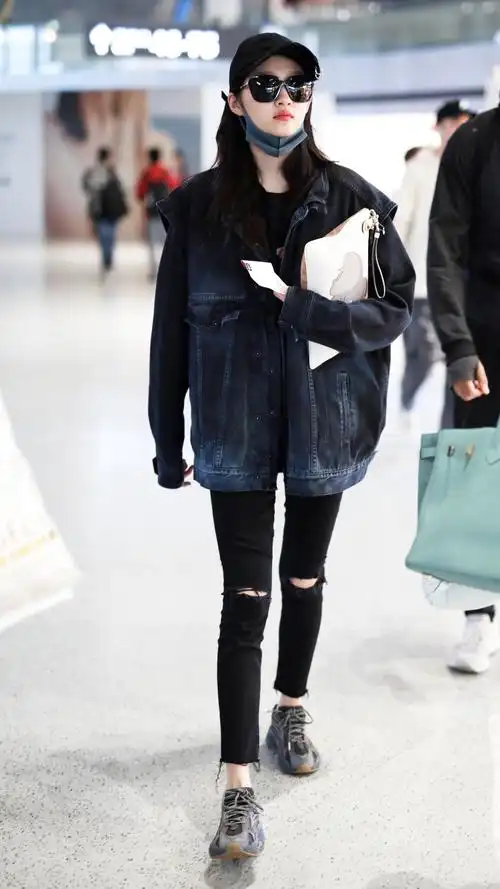 1/ 12 搜狐娱乐讯 2019年4月29日,上海,关晓彤现身机场.