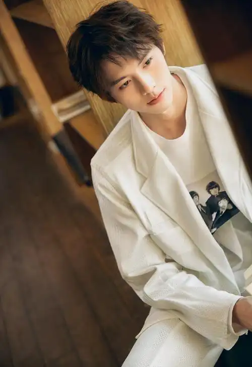 邓超元白色西服元气写真图片