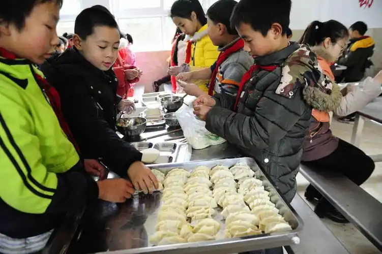 四洞小学"包饺子·庆元旦"活动