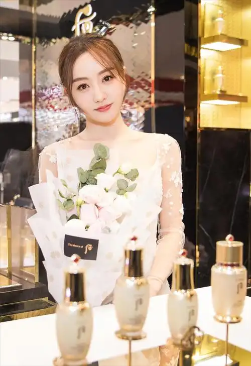 杨蓉绝美时刻身高不够身材来凑内娱最美性感花瓶