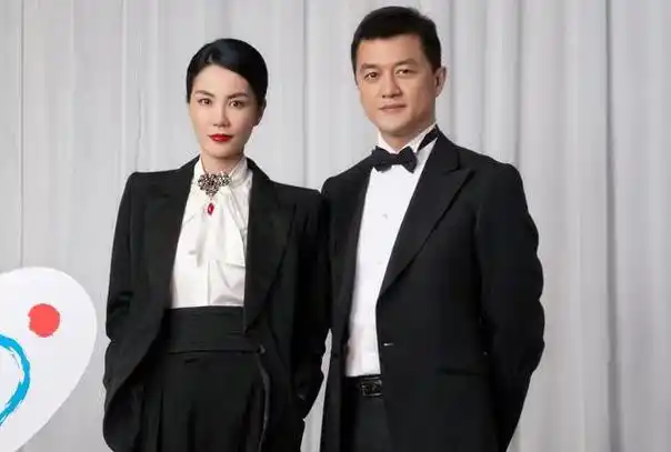 李亚鹏多宠小女儿?周岁宴摆两次,撞车"王菲牵手",也要晒照片