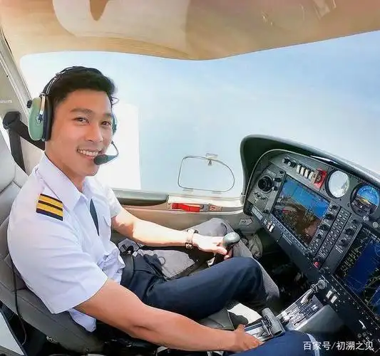 机长不仅帅气有颜,还爱健身和运动,胸肌和腹肌让他化身空中男神