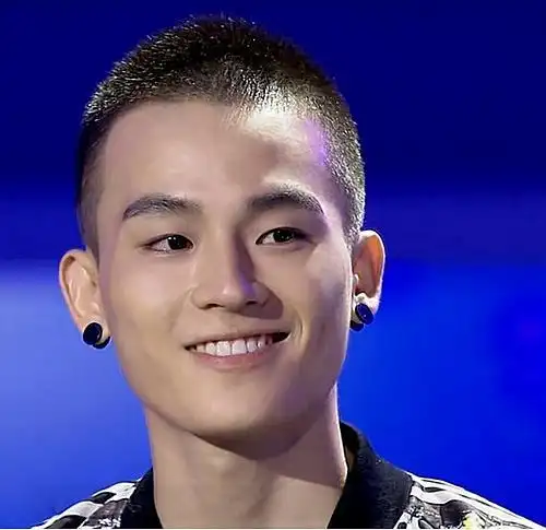 来看看几位当红小生的圆寸发型