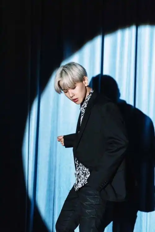 exo边伯贤签售,染回黑发霸气护粉,谈喜欢女生类型,确认要入伍