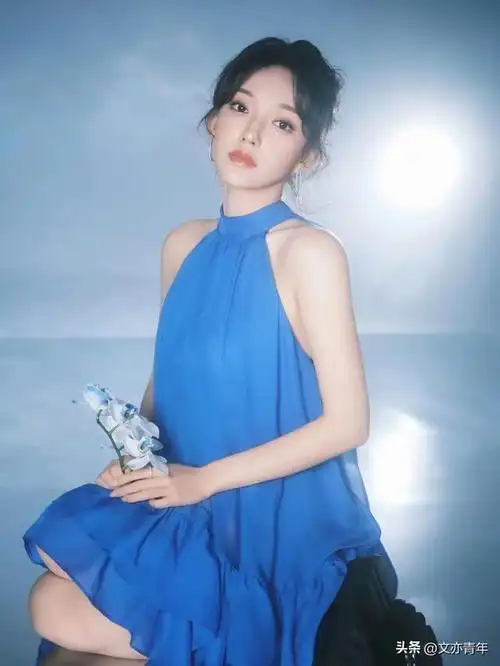 程潇,一袭露肩挂脖蓝色连衣裙,配上蓝心白蝴蝶兰,别有一番风味