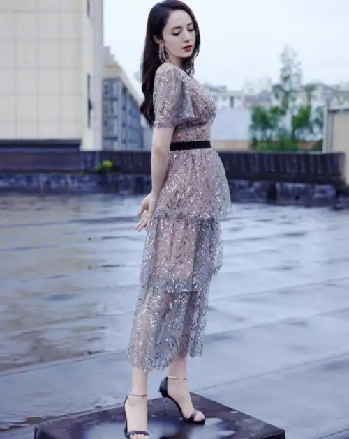 瘦,但整体身材比例非常优越,穿着细高跟鞋十分从容不迫地摆着拍照姿势